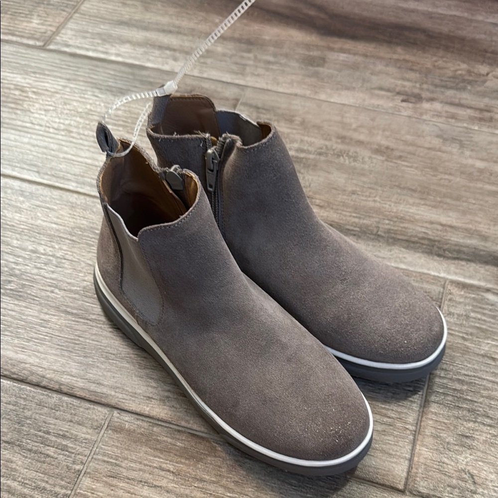 Steve Madden Gray Chelsea Boots Minimalist Design